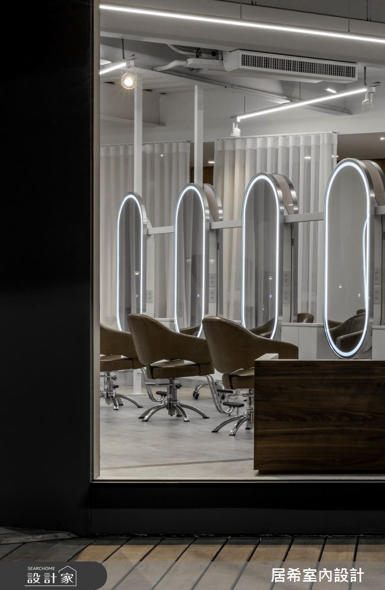 此案為45坪中古屋翻新,以Reform Hair Salon的輕工業
