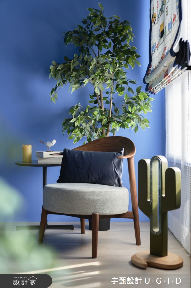 單層兩房的13坪現代風小宅,獨立玄關落塵區,透過壁面