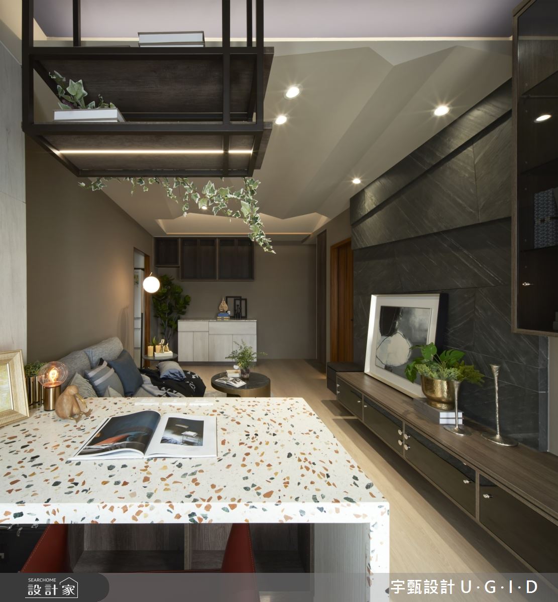 單層兩房的13坪現代風小宅,獨立玄關落塵區,透過壁面