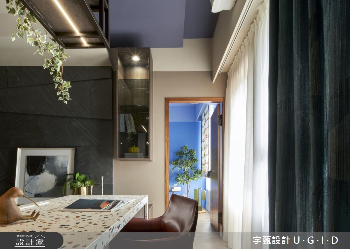 單層兩房的13坪現代風小宅,獨立玄關落塵區,透過壁面
