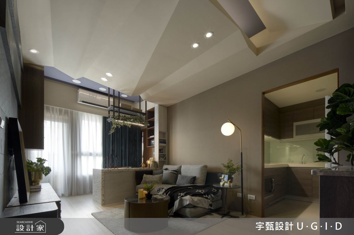 單層兩房的13坪現代風小宅,獨立玄關落塵區,透過壁面