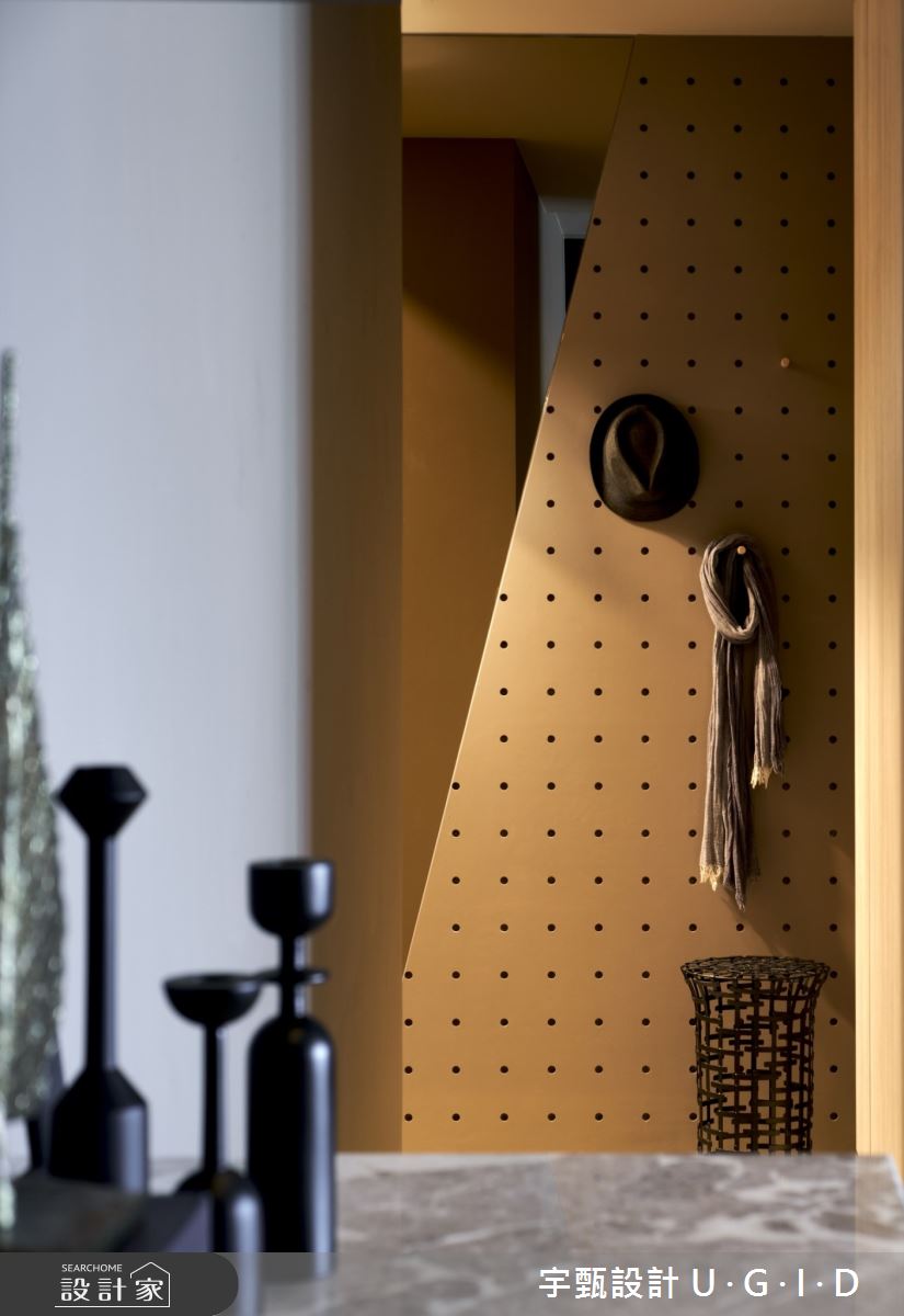 單層兩房的13坪現代風小宅,獨立玄關落塵區,透過壁面