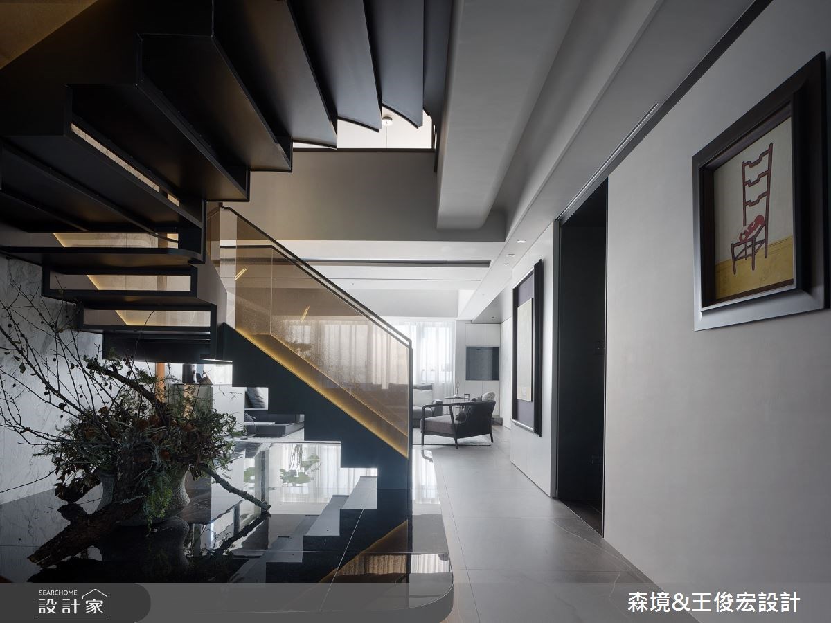 80坪現代風樓中樓，屋主是事業有成的高階女主管，對於