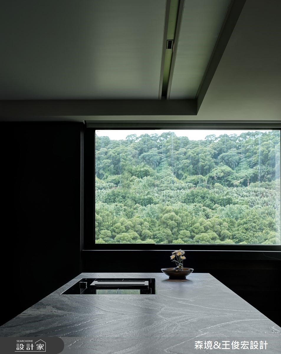 80坪現代風樓中樓，屋主是事業有成的高階女主管，對於