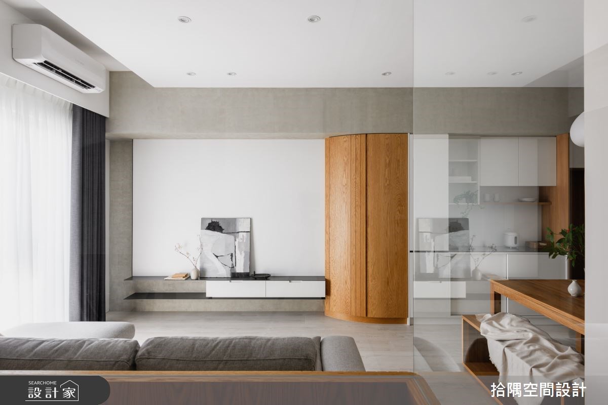 長型玄關廊道以木質懸浮櫃體打造充足的鞋櫃收納,更預