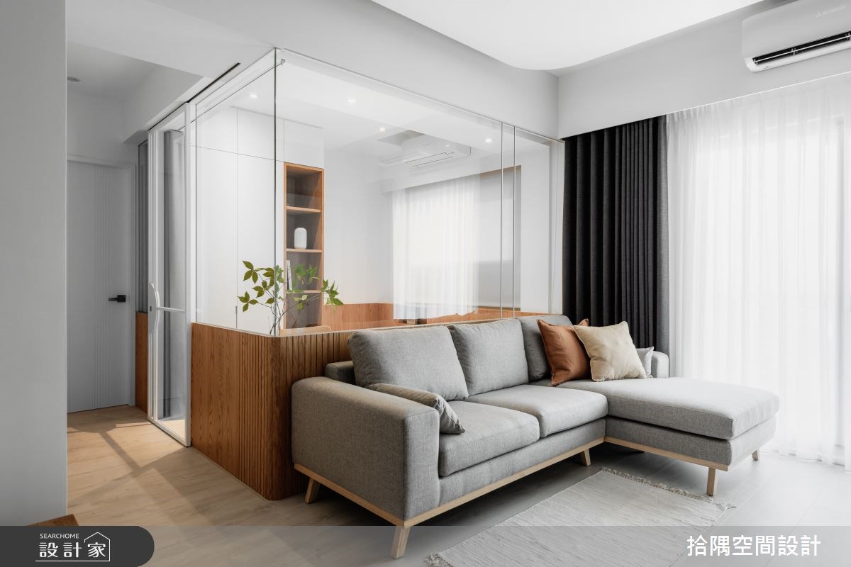 長型玄關廊道以木質懸浮櫃體打造充足的鞋櫃收納,更預