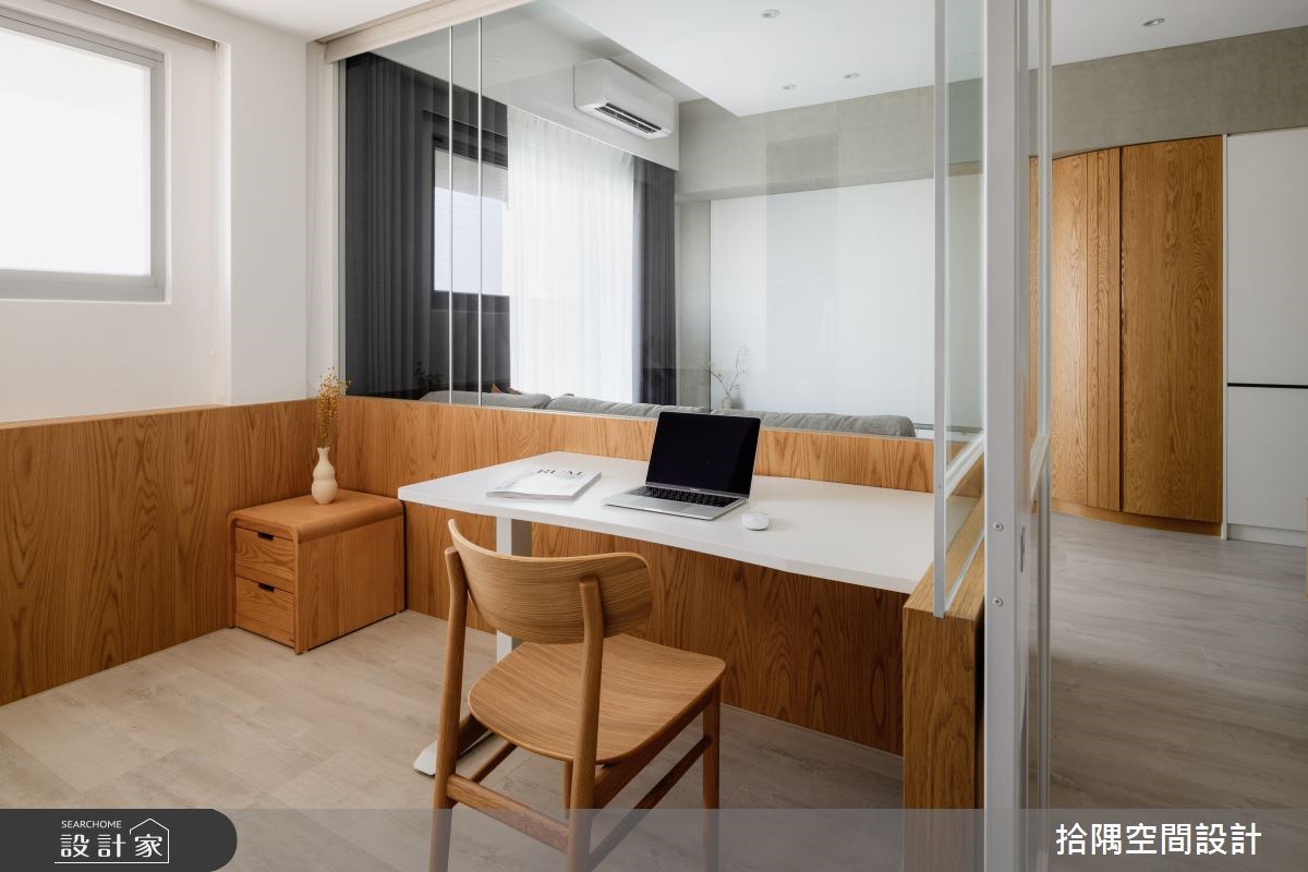 長型玄關廊道以木質懸浮櫃體打造充足的鞋櫃收納,更預