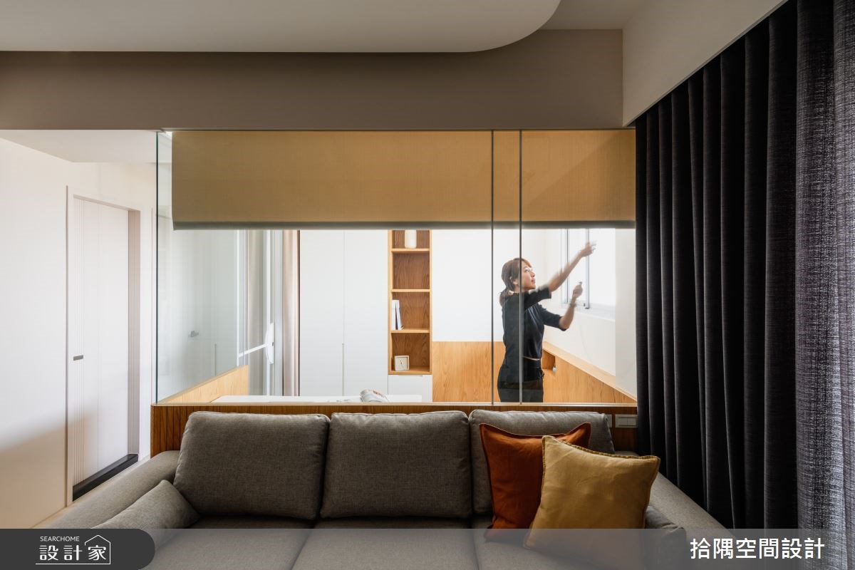 長型玄關廊道以木質懸浮櫃體打造充足的鞋櫃收納,更預