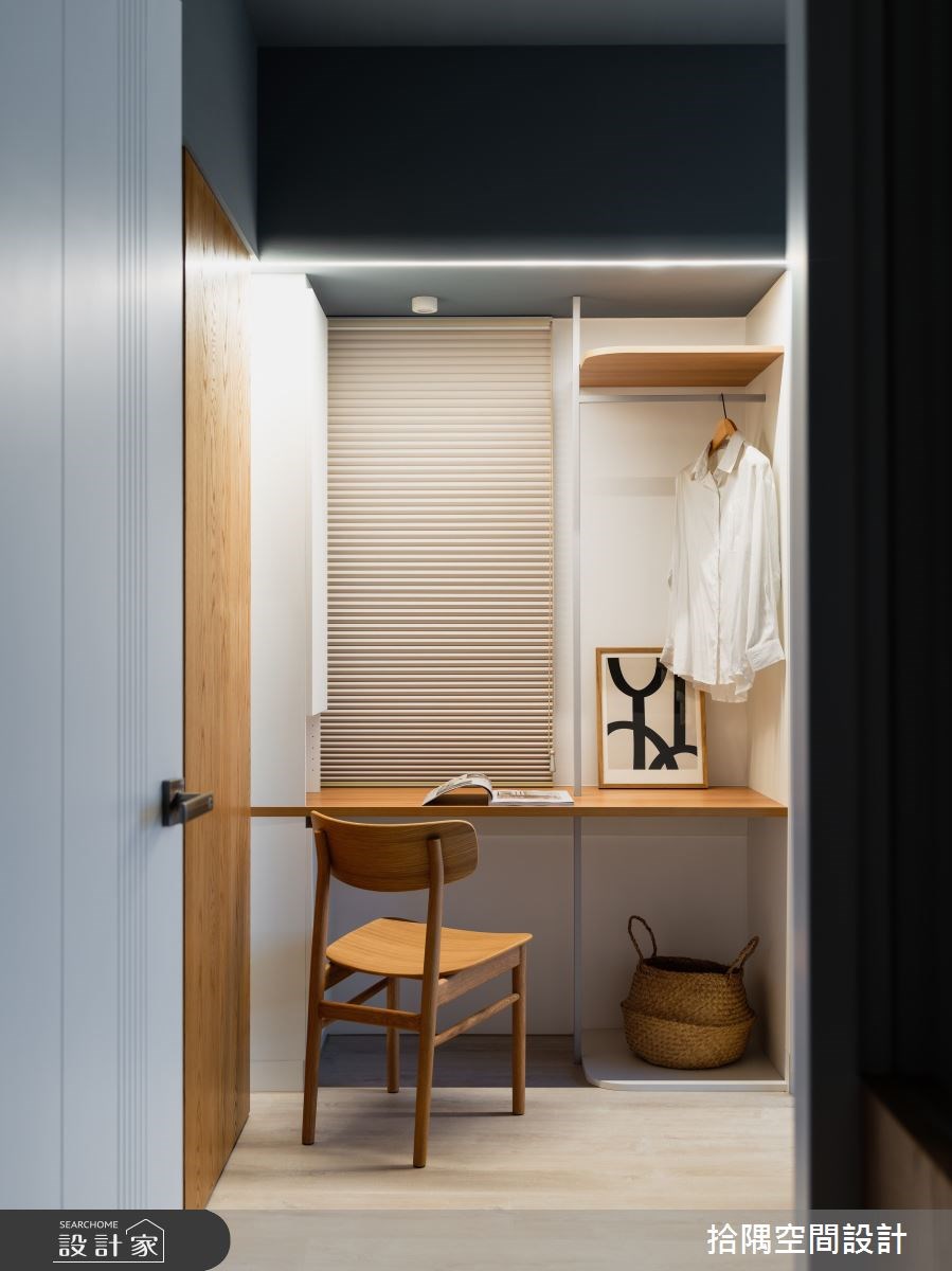 長型玄關廊道以木質懸浮櫃體打造充足的鞋櫃收納,更預