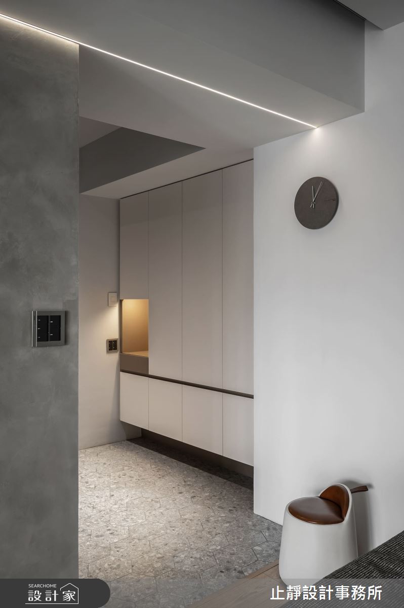 室內坪數20坪的現代風精品宅以沉穩灰色調鋪敘沉靜空間