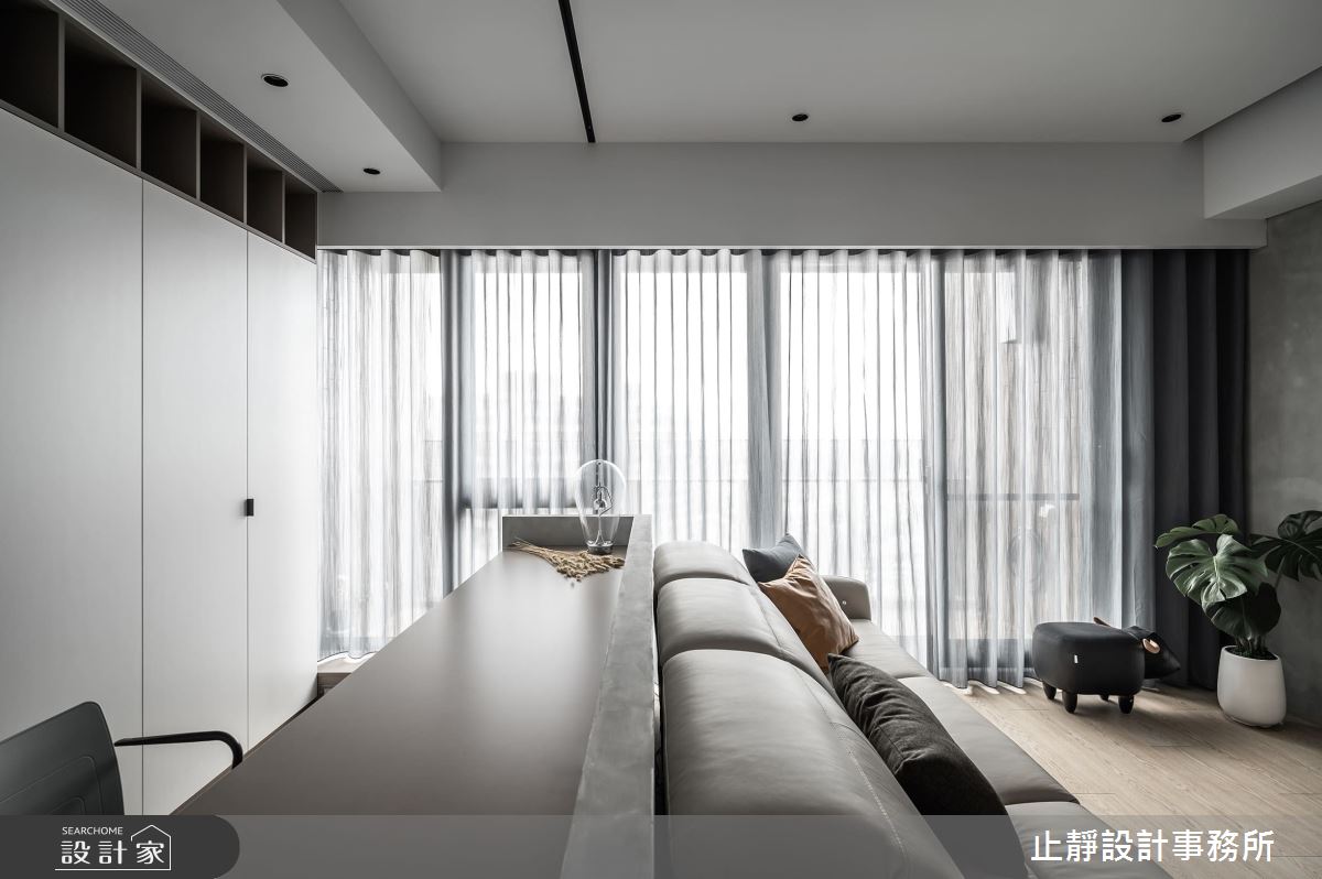室內坪數20坪的現代風精品宅以沉穩灰色調鋪敘沉靜空間