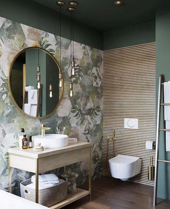 浴室內部有時甚至會因為水或濕氣損壞而損壞牆壁,特別