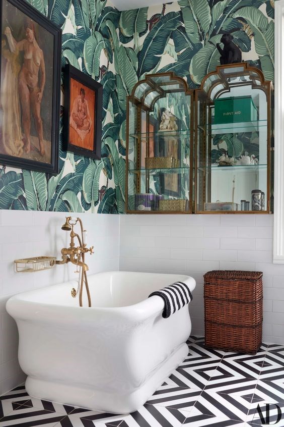 浴室內部有時甚至會因為水或濕氣損壞而損壞牆壁,特別