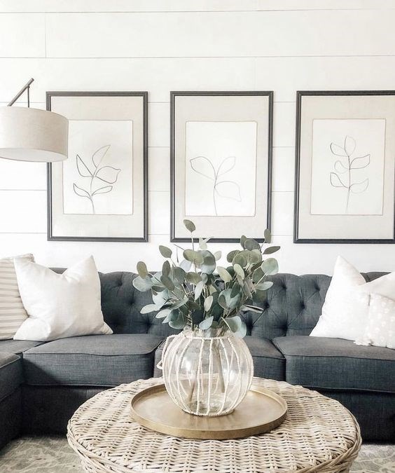 當談到客廳和最佳設計時,灰色沙發是一個完美的選擇。