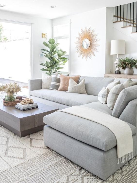 當談到客廳和最佳設計時,灰色沙發是一個完美的選擇。