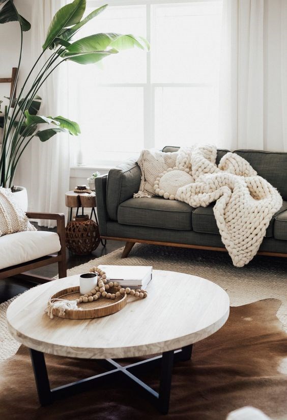 當談到客廳和最佳設計時,灰色沙發是一個完美的選擇。