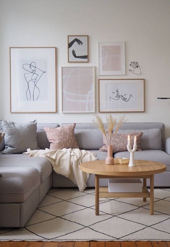 當談到客廳和最佳設計時,灰色沙發是一個完美的選擇。