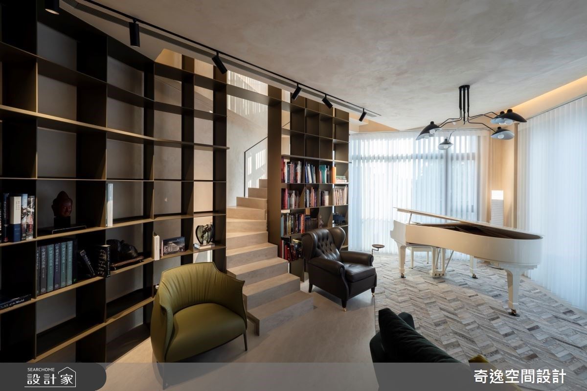考量居家沒有電視需求,設計師規劃大面書牆,滿足家中的藏書需要,同時也藉由書牆延伸垂直樓梯,串連兩層樓動線。