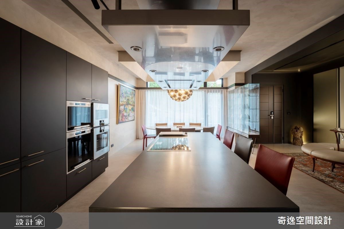 餐廳配齊完善的機能,有烹調設備中島、抽油煙機等,滿足夫妻的日常料理。