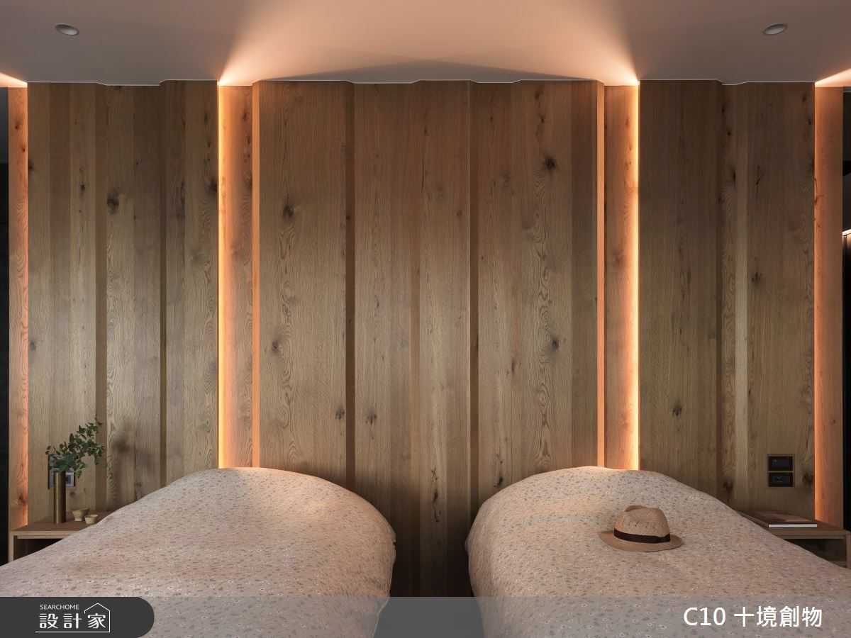 主臥延續自然入景的構想,床頭背牆採立體橡木設計,打造精湛視覺層次。