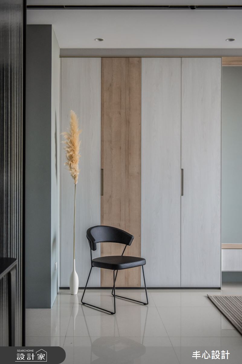 針對此 21 坪私宅空間,丰心設計透過混搭風的材質、色