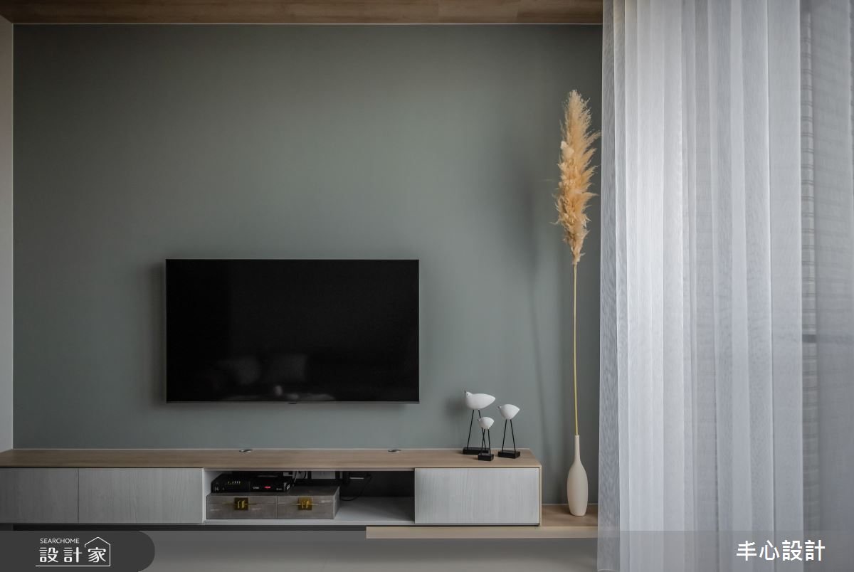 針對此 21 坪私宅空間,丰心設計透過混搭風的材質、色