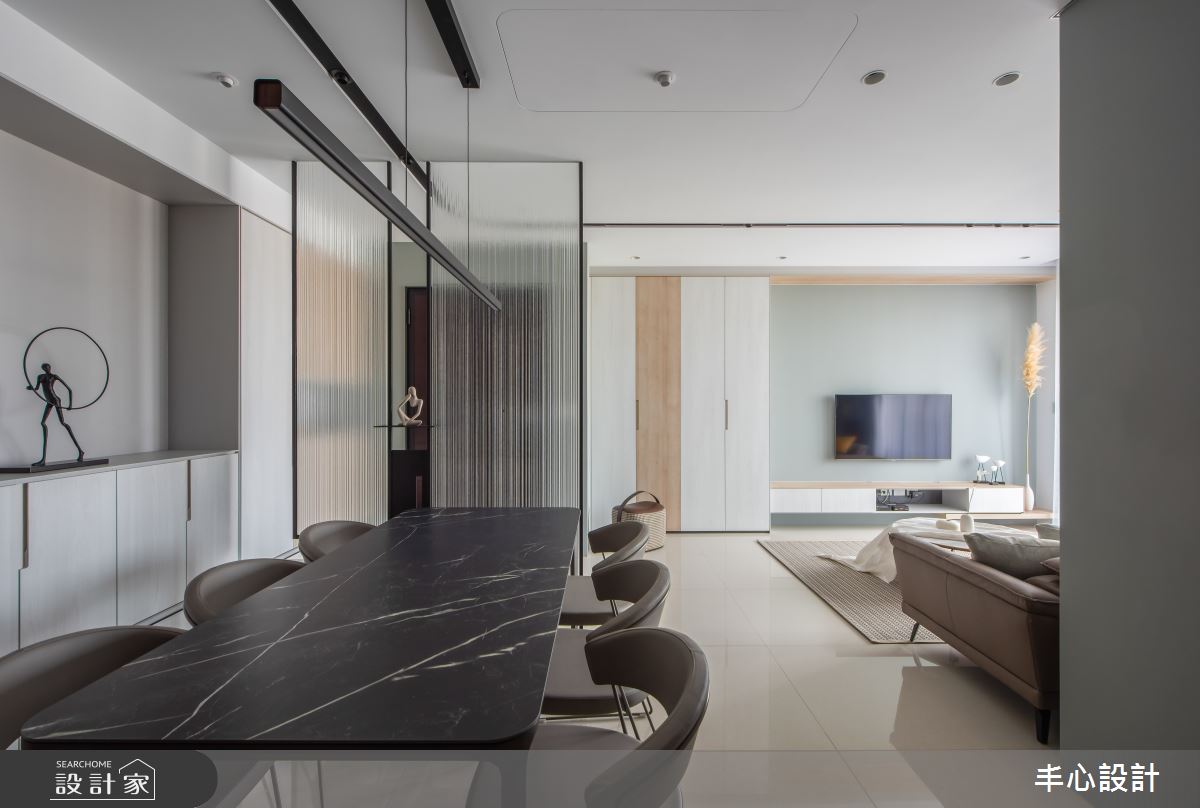 針對此 21 坪私宅空間,丰心設計透過混搭風的材質、色