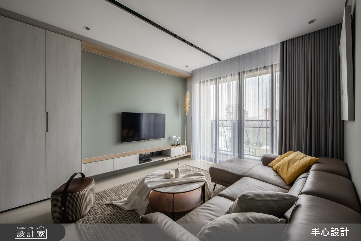 針對此 21 坪私宅空間,丰心設計透過混搭風的材質、色