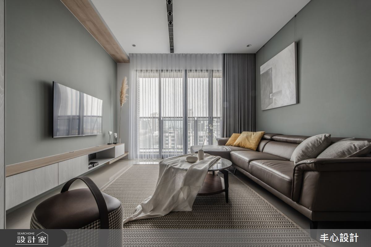 針對此 21 坪私宅空間,丰心設計透過混搭風的材質、色