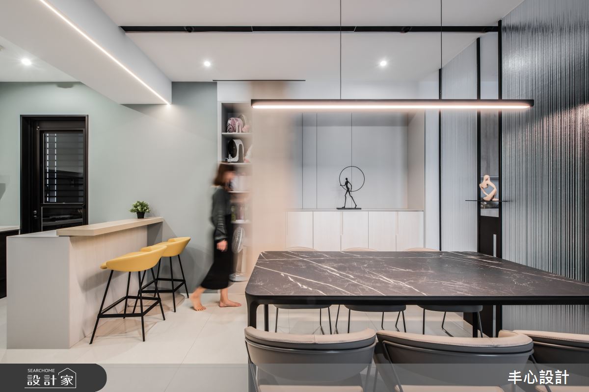針對此 21 坪私宅空間,丰心設計透過混搭風的材質、色