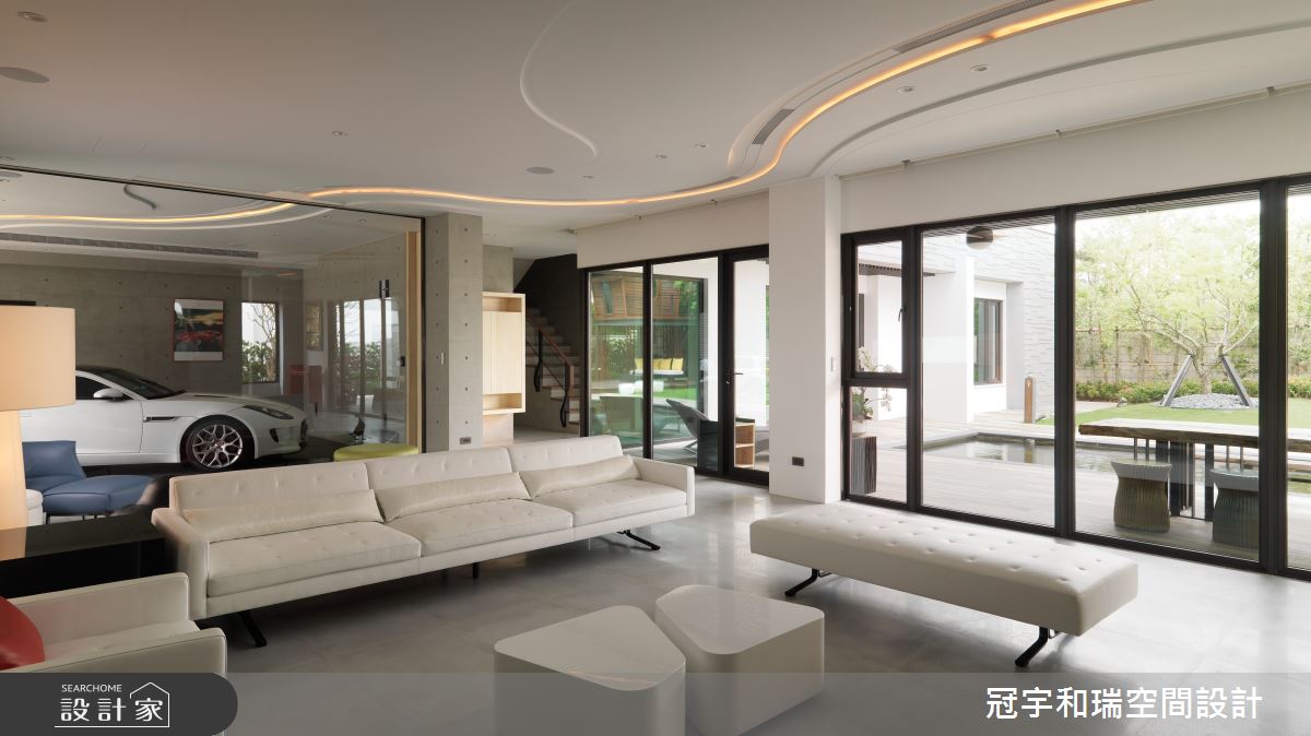 250 坪透天別墅,以大面落地窗連結室內、戶外,襯托空