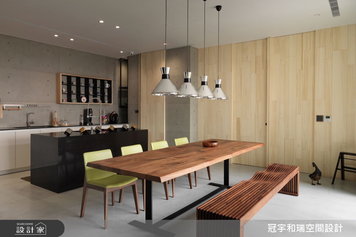 250 坪透天別墅,以大面落地窗連結室內、戶外,襯托空