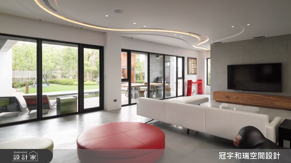 250 坪透天別墅,以大面落地窗連結室內、戶外,襯托空