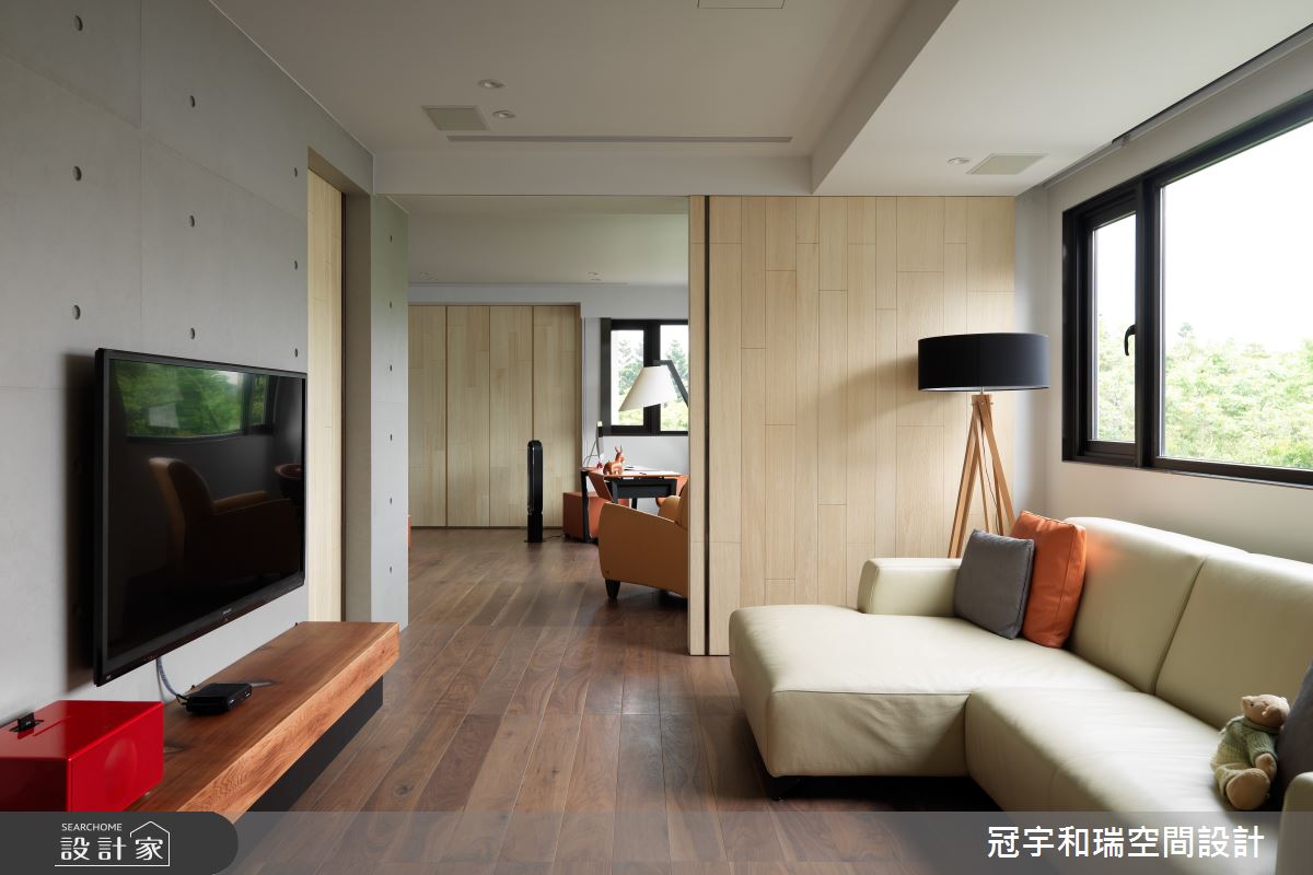 250 坪透天別墅,以大面落地窗連結室內、戶外,襯托空