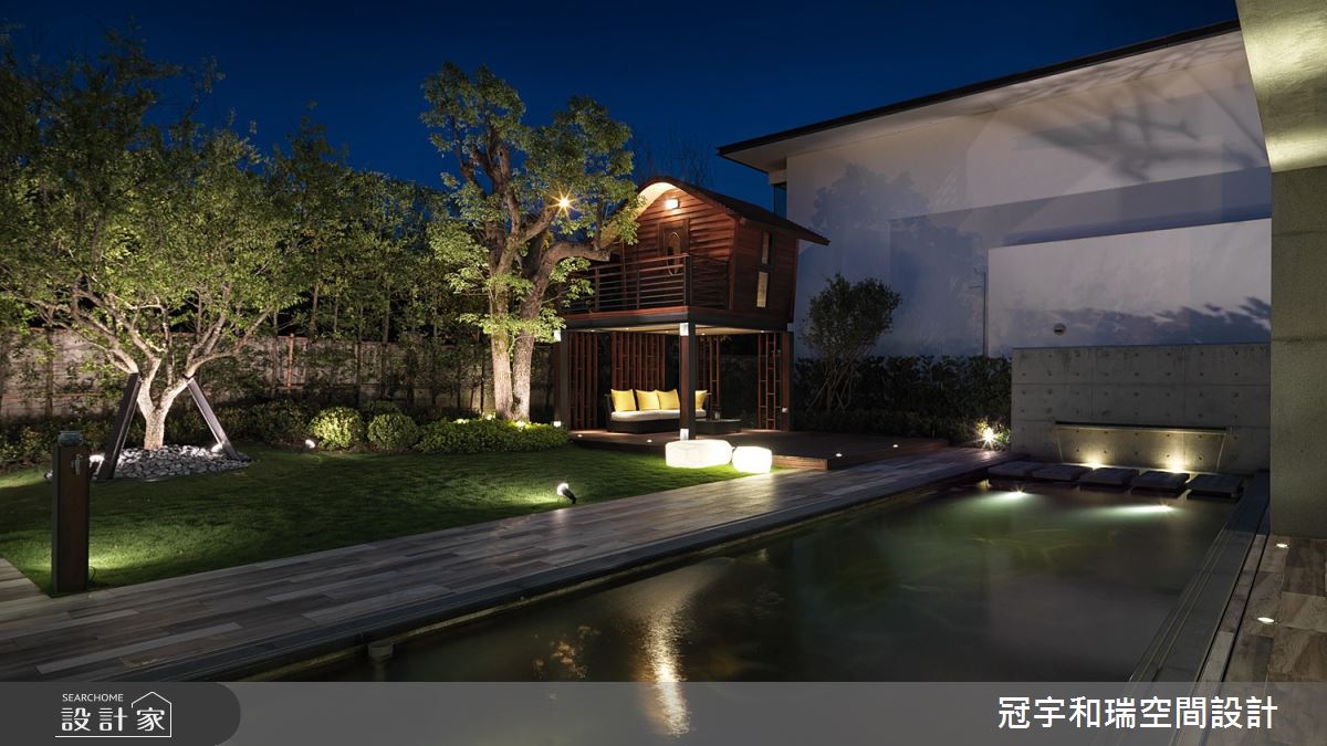 250 坪透天別墅,以大面落地窗連結室內、戶外,襯托空