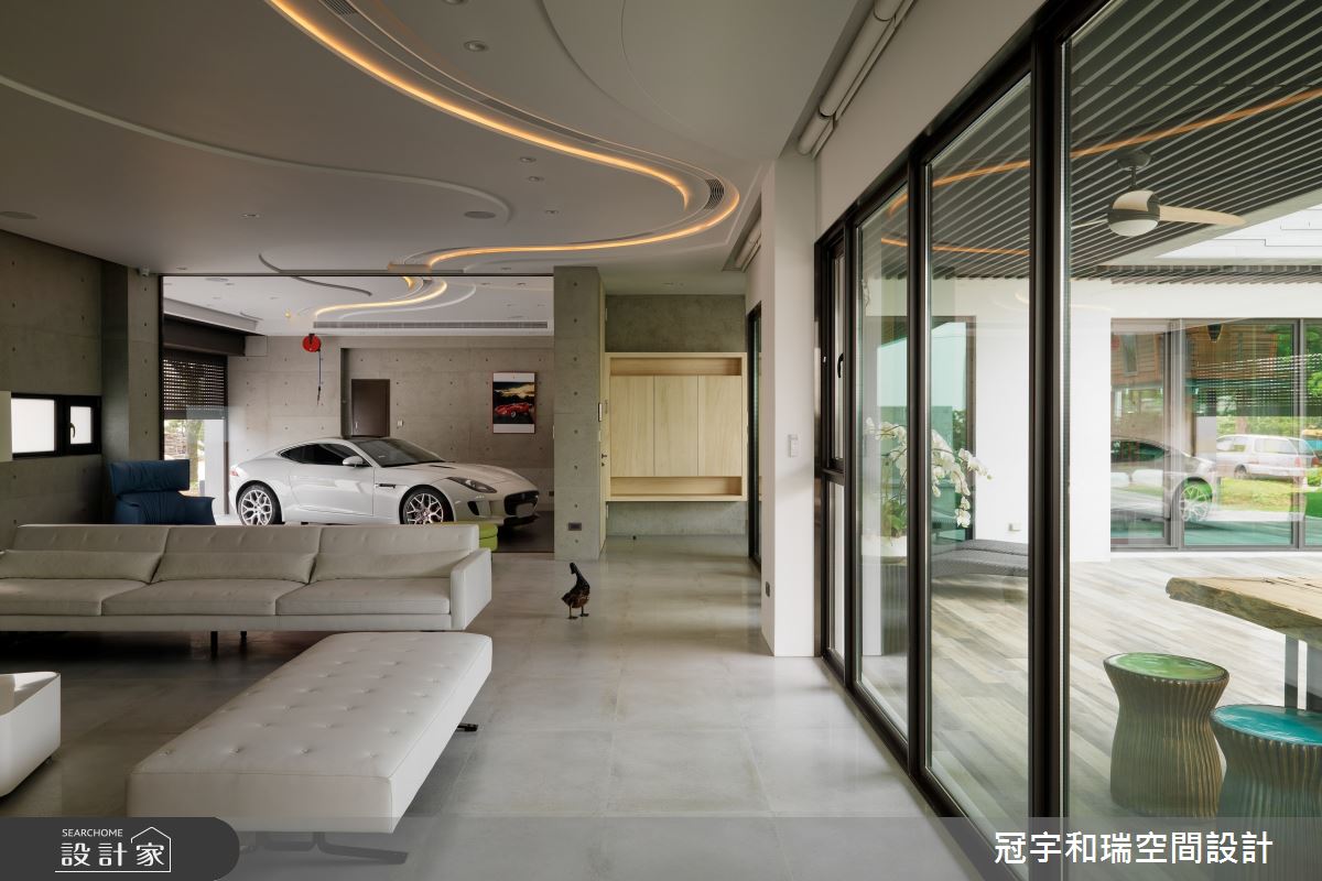 250 坪透天別墅,以大面落地窗連結室內、戶外,襯托空
