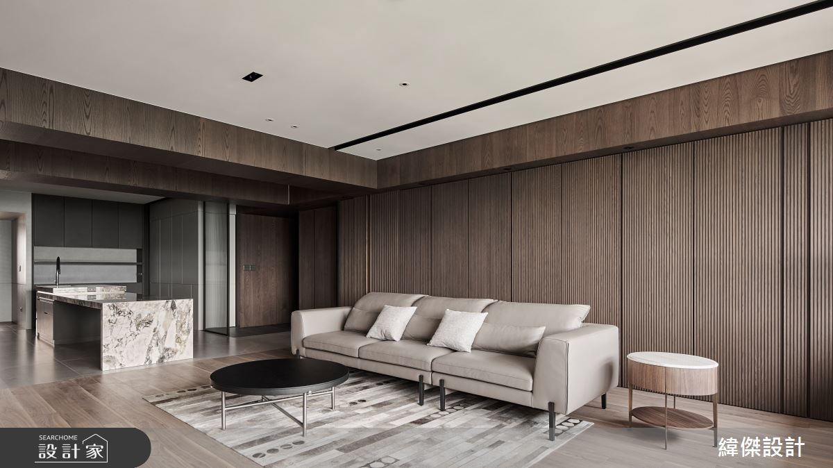 長形中古屋原有梁柱明顯、廊道狹窄等問題,設計師運用