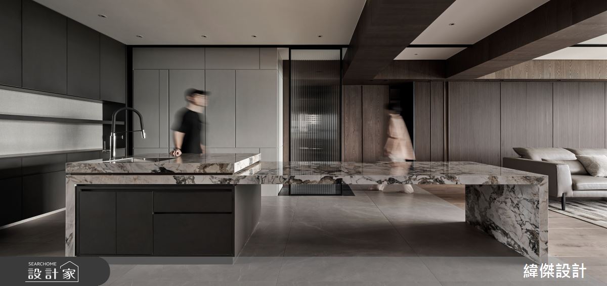 長形中古屋原有梁柱明顯、廊道狹窄等問題,設計師運用