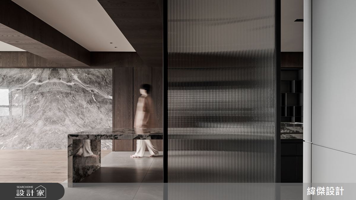 長形中古屋原有梁柱明顯、廊道狹窄等問題,設計師運用