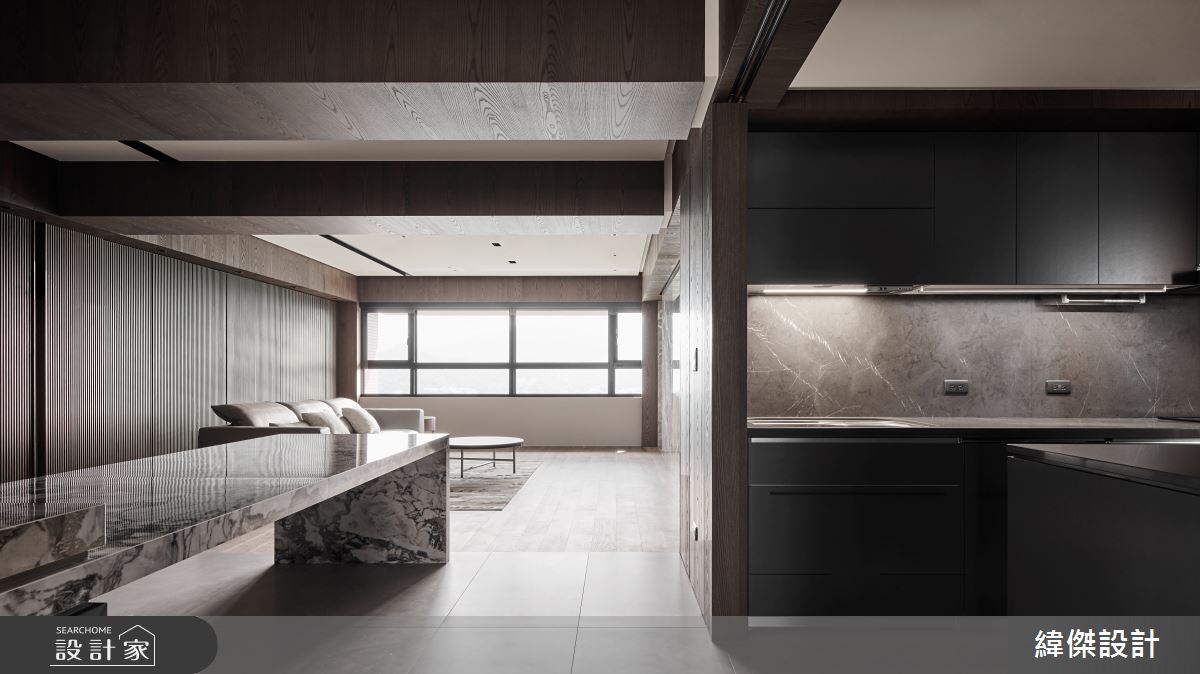 長形中古屋原有梁柱明顯、廊道狹窄等問題,設計師運用