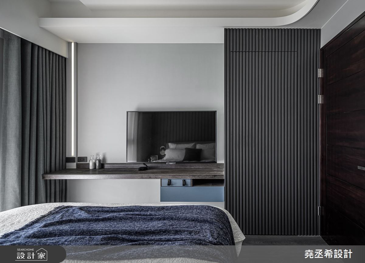 以時尚灰階為基底,規劃開放公領域,鋪陳木地板、進口