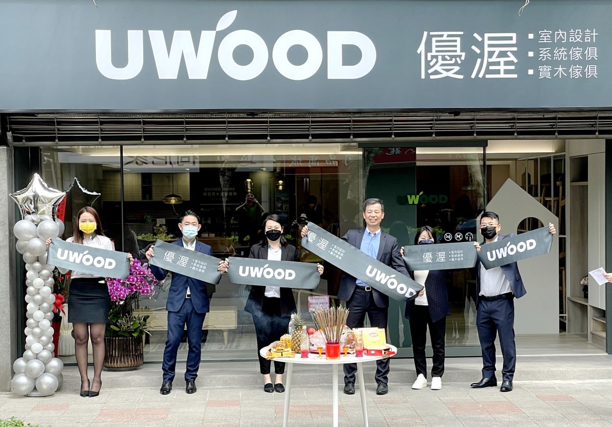 歐德集團「優渥二代民生店」隆重開幕,走進社區商圈,貼近消者費生活,歐德集團董事長陳國都(中)期許提供優質多元居家設計服務。