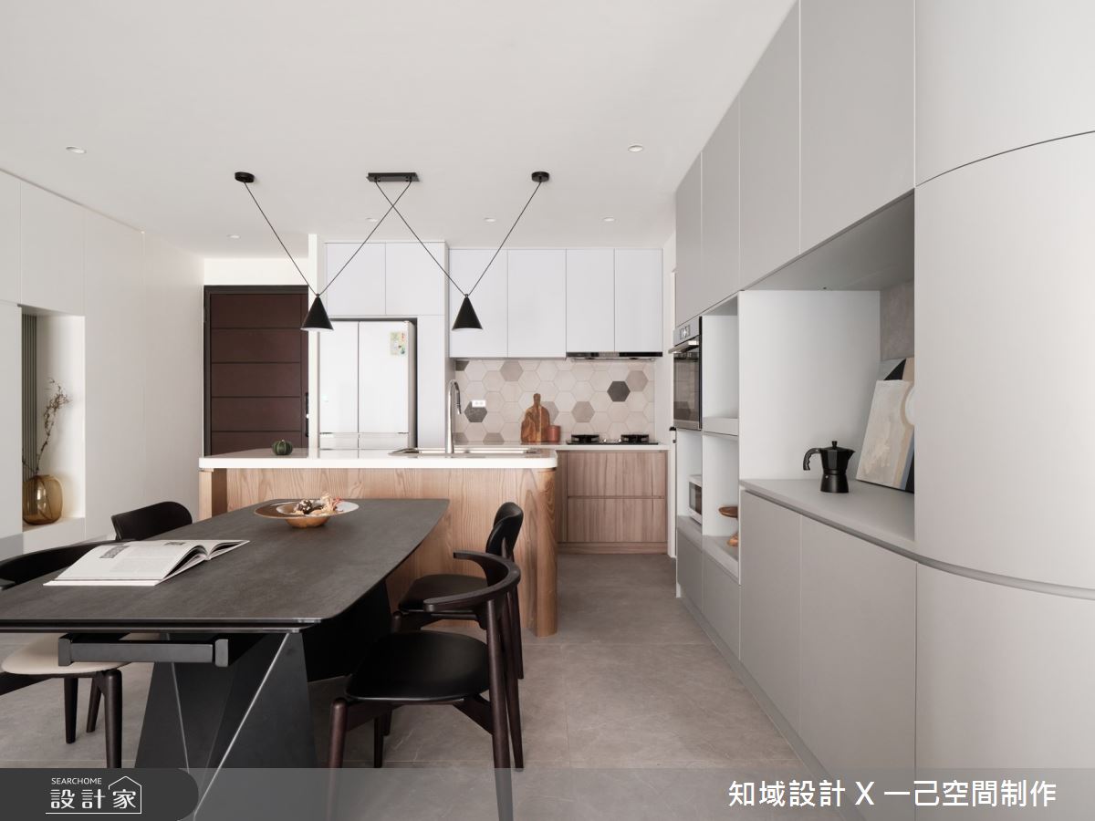 此案為35坪中古屋翻新,面臨原有裝潢不符期待、管線老