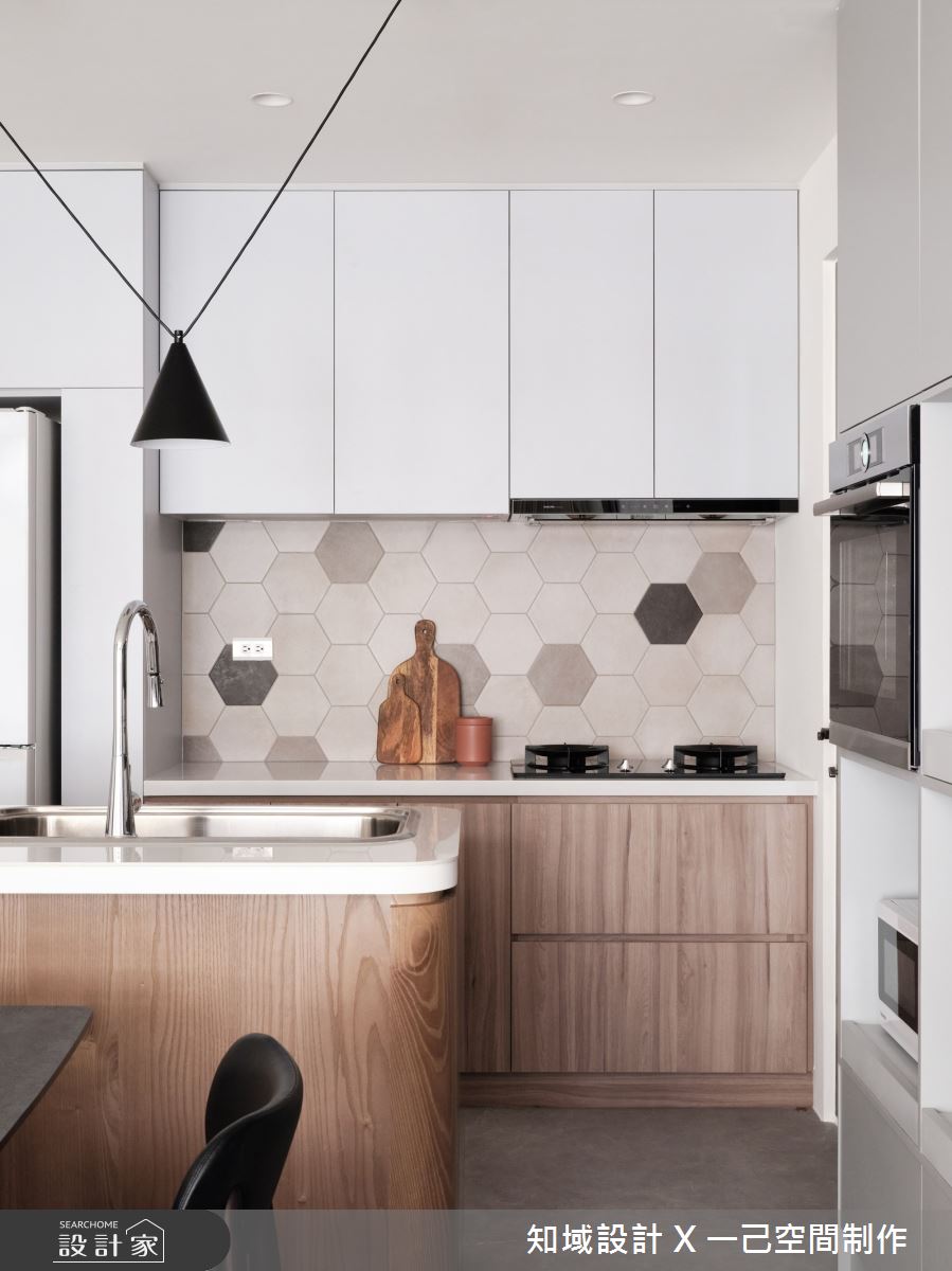 此案為35坪中古屋翻新,面臨原有裝潢不符期待、管線老