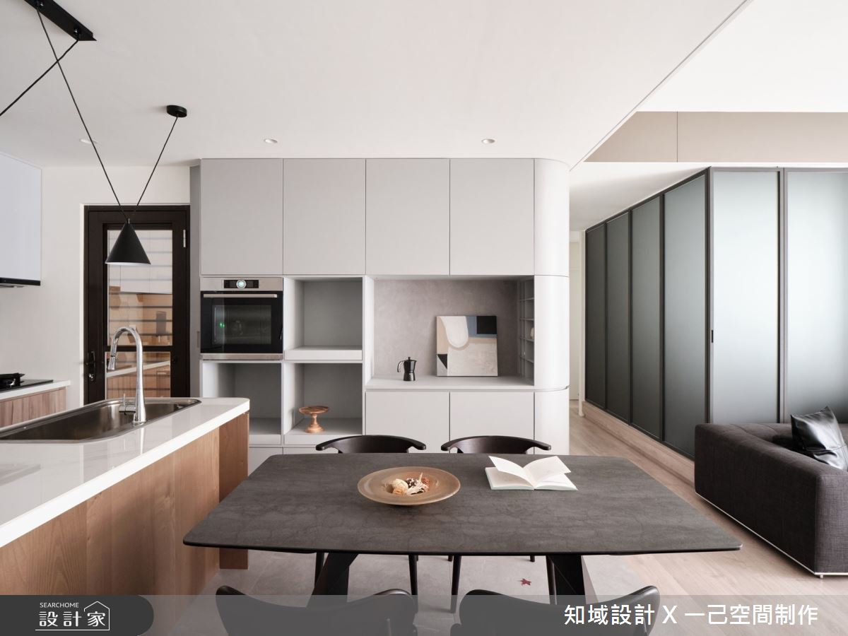 此案為35坪中古屋翻新,面臨原有裝潢不符期待、管線老