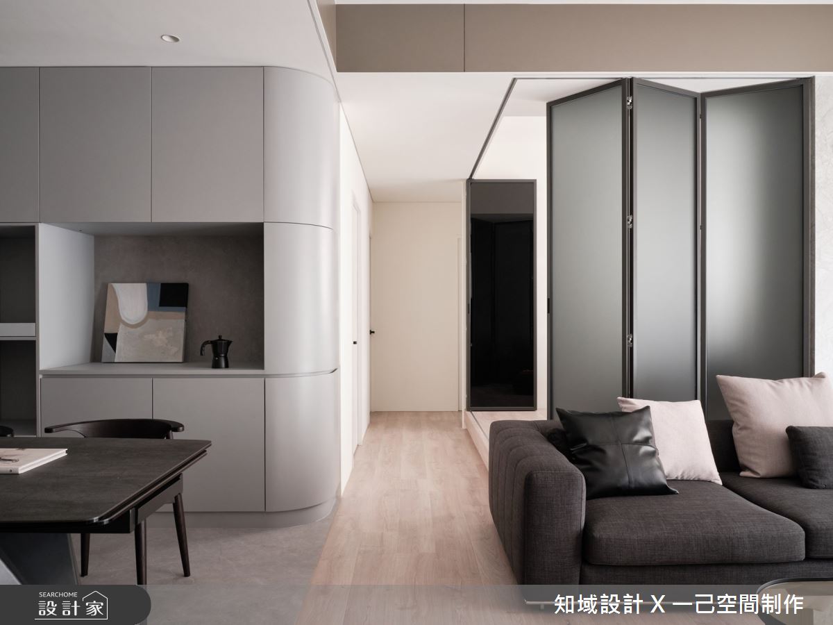 此案為35坪中古屋翻新,面臨原有裝潢不符期待、管線老