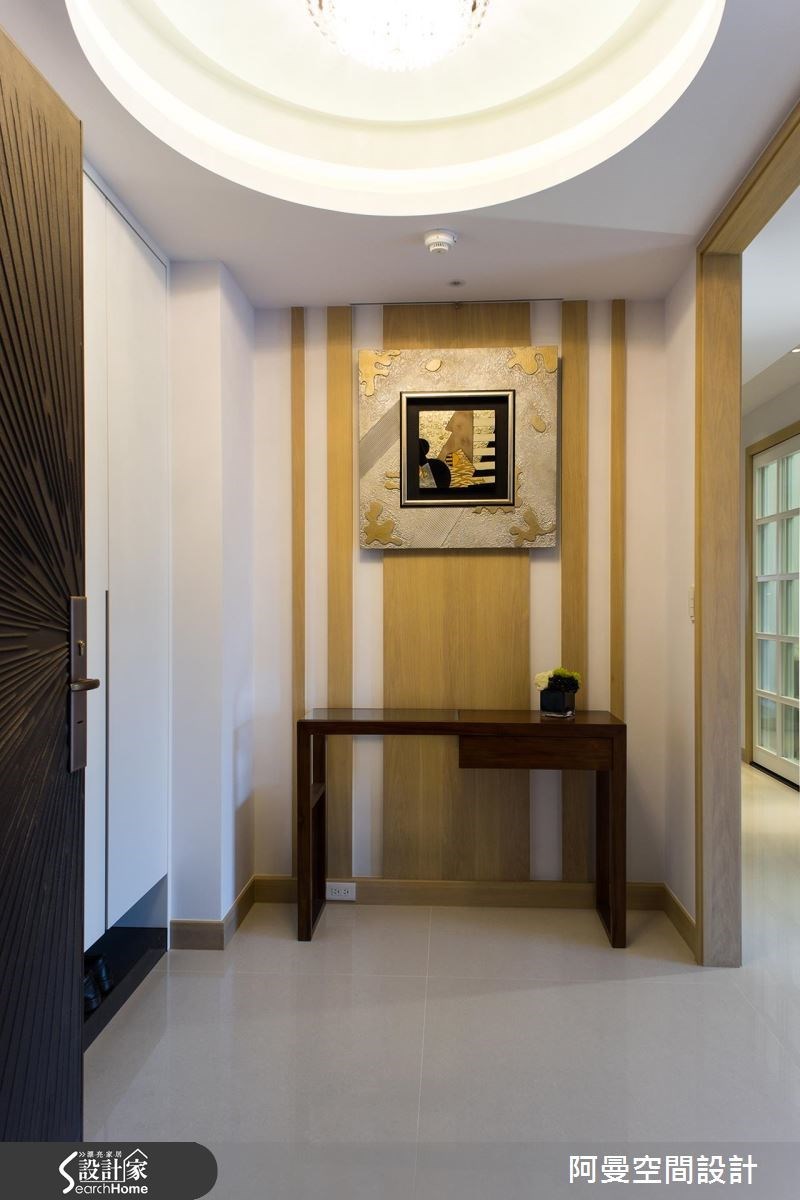 34坪新成屋，在大篇幅留白的畫面裡，以暖心的大地色調