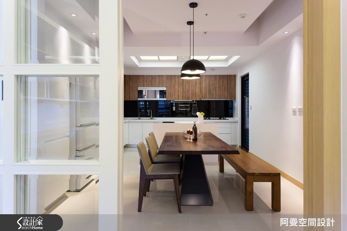 34坪新成屋，在大篇幅留白的畫面裡，以暖心的大地色調