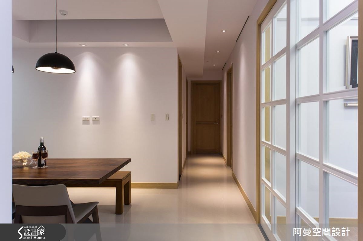 34坪新成屋，在大篇幅留白的畫面裡，以暖心的大地色調