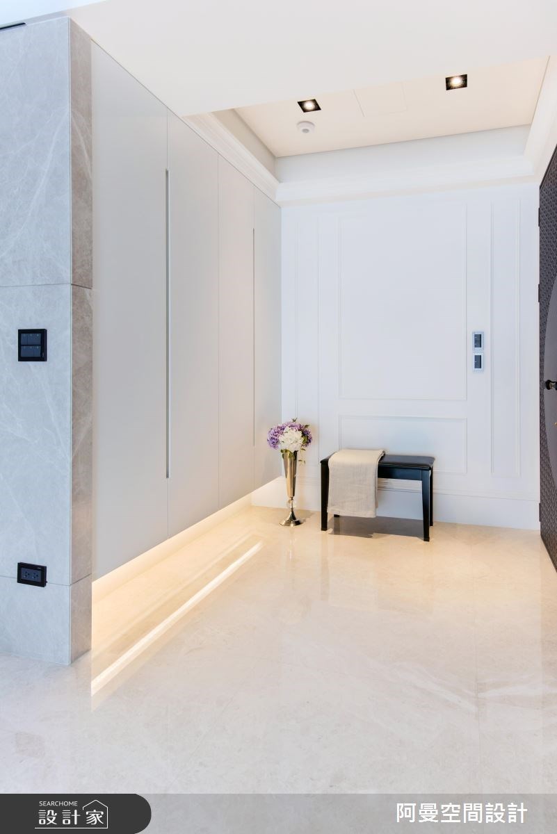 住著一家三口的50坪現代風豪宅,大量運用石材、木作和